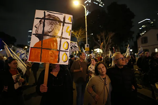 1709412929123.jpg İsrail'de istenmeyen katil: Netanyahu! Tel Aviv'de büyük protesto: Binlerce kişi sokaklara döküldü - 5