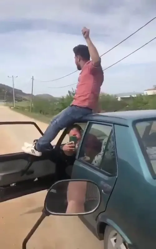 1619937744215.jpg Antalya’da trafikte dehşete düşüren görüntü! Önce kapısına çıktı sonra tavanına oturdu - 7