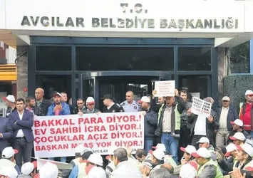 Avcılar Belediyesi önünde işçilerin maaş isyanı