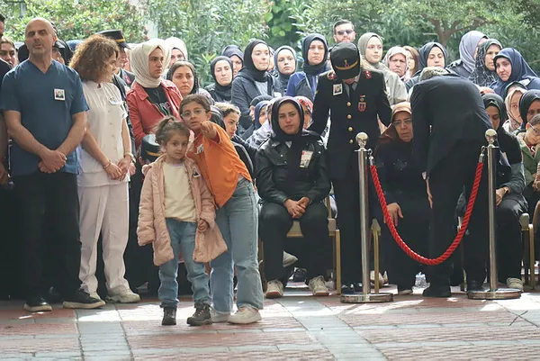 sehit-jandarma-uzman-cavus-ozcan-ilhan-istanbulda-topraga-verildi-1684334812566.jpg Şehit Jandarma Uzman Çavuş Özcan İlhan İstanbul'da toprağa verildi - 3