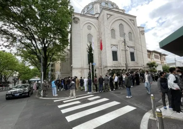 tokyo-camisinde-bayram-coskusu-yogun-katilim-sebebiyle-bayram-namazi-birkac-kez-kilindi-1651473997254.jpg Tokyo Camisi'nde bayram coşkusu! Yoğun katılım sebebiyle bayram namazı birkaç kez kılındı - 1