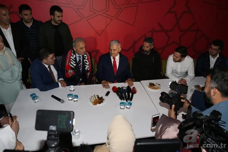 Binali Yıldırım Ümraniye'de vatandaşlarla sahurda bir araya geldi