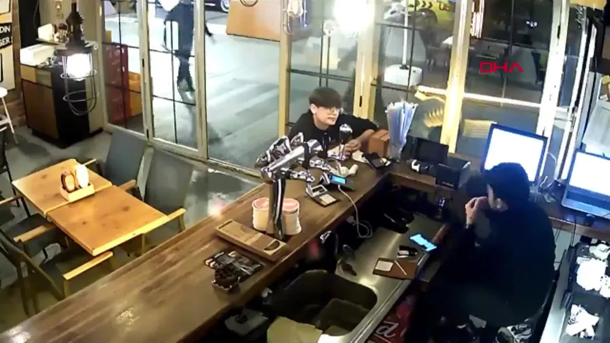 Sarıyer'de eski çalışan iş yerindekilere ağaç dalıyla saldırdı o anlar kamerada