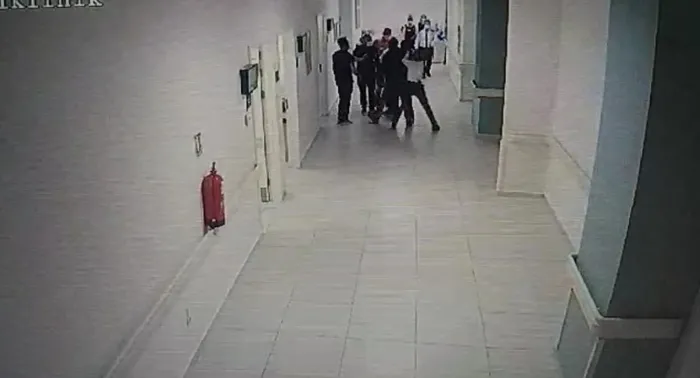 Isparta’da acil servis doktoruna yumruklu saldırı anı kameraya yansıdı | Saldırganlar gözaltında - 1