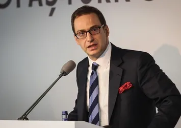 Koç’ta bayrak değişimi