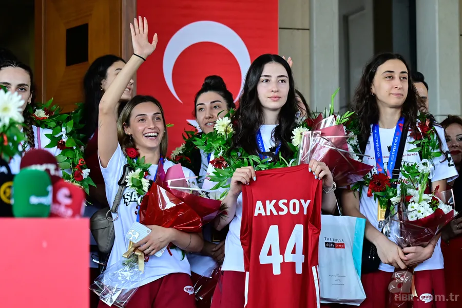 Milletler Ligi şampiyonu Filenin Sultanları coşkuyla karşılandı! Bakan Bak: "Sizlerle gurur duyuyoruz" 4