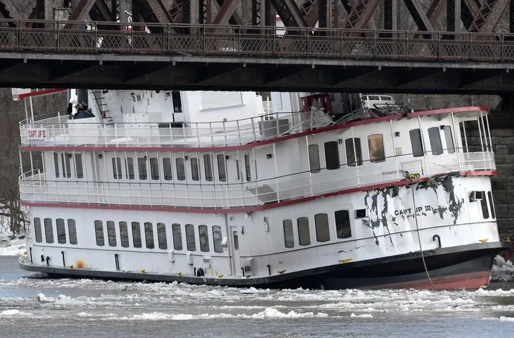 ABD’de gemi demiryolu köprüsüne çarptı