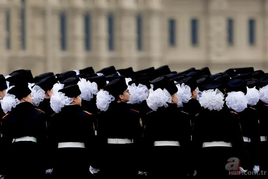Rusya'dan renkli görüntüler! 'Sovyet askerleri' Kızıl Meydan'da... 14