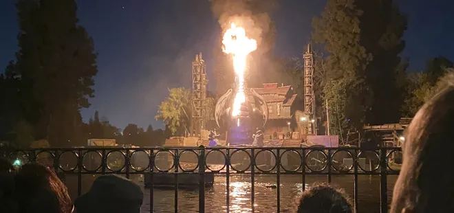 Disneyland’da korku dolu anlar! Alev alan mekanik ejderha paniğe yol açtı