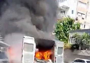 Avcılar D-100'de minibüs alev alev yandı