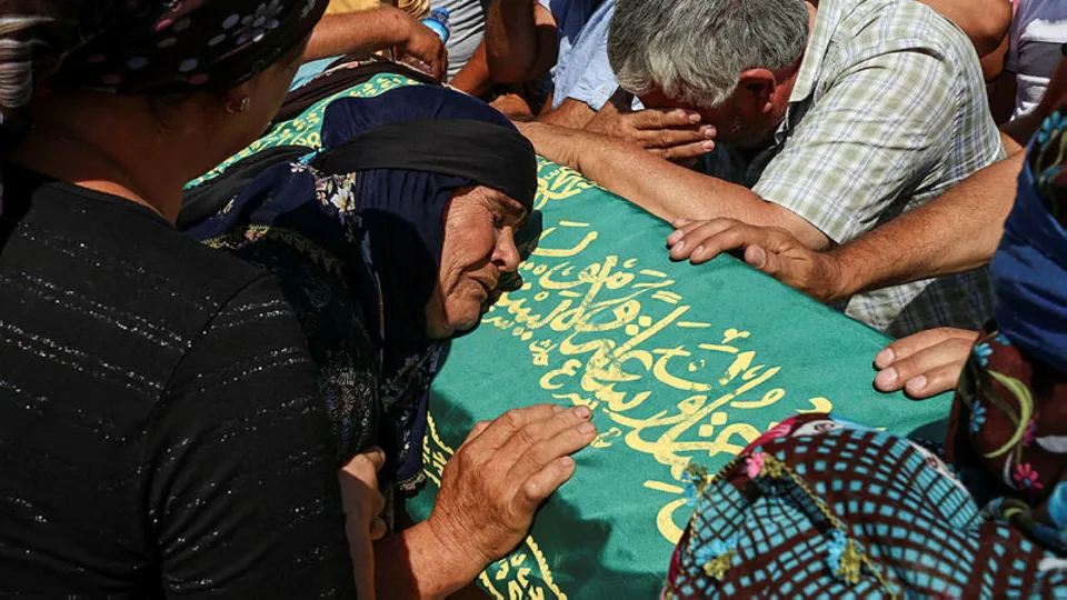 İzmir'de feci kaza! Hayatını kaybeden 7 kişi son yolculuğuna uğurlandı! Gözyaşları sel oldu