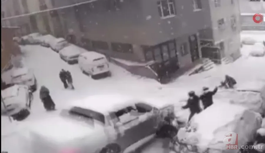 Kağıthane'de kaygan zemin faciası! Yokuştan kayan kamyonet çocuklara çarptı 6