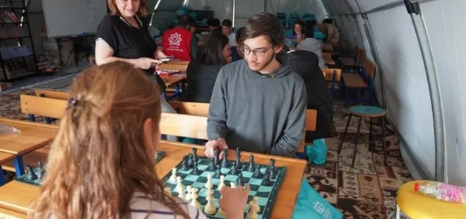 Depremzede kardeşlerin azmi! Çadır kente umut aşılıyor