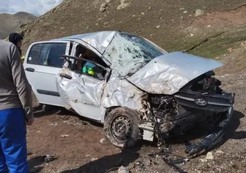 Erzurum'da feci olay! Bir araç şarampole uçtu yardıma giden ambulans yan yattı