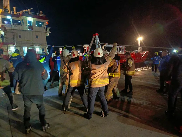 Zeytinburnu açıklarında gemi karaya oturdu! 11 mürettebat kurtarıldı! 600 ton dizel yakıt...