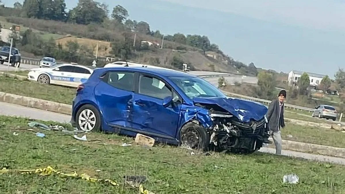 Sakarya'da korkunç kaza! Araçlar hurdaya döndü 1'i ağır 5 kişi yaralandı
