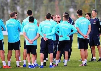 Milliler soyunma odasında söz verdi