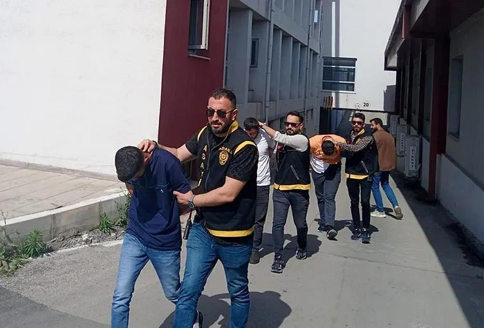 1750241621312.jpeg Adana'da bir kişi evinin önünde tabancayla vurularak öldürüldü (DHA)