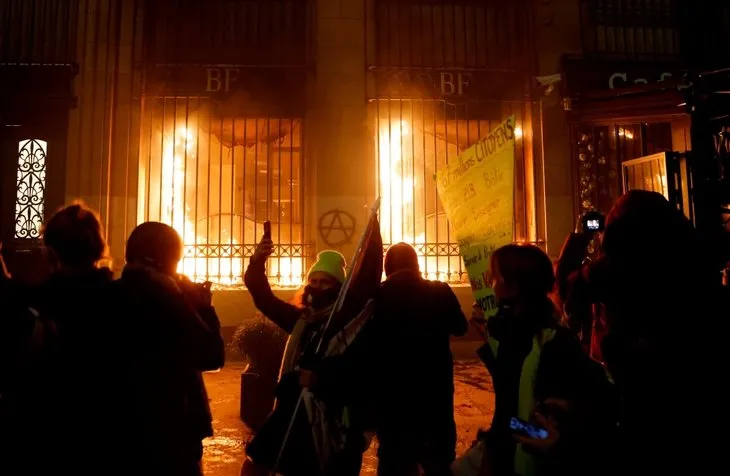 Fransa’da şok görüntüler! Protestocular Merkez Bankasını ateşe verdi