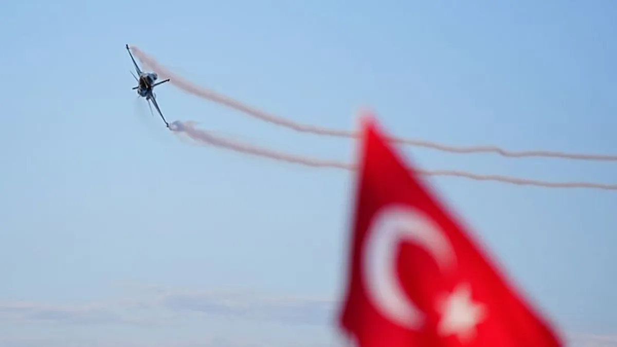 SOLOTÜRK’ten fetih coşkusu! İstanbul semalarında nefes kesen gösteri