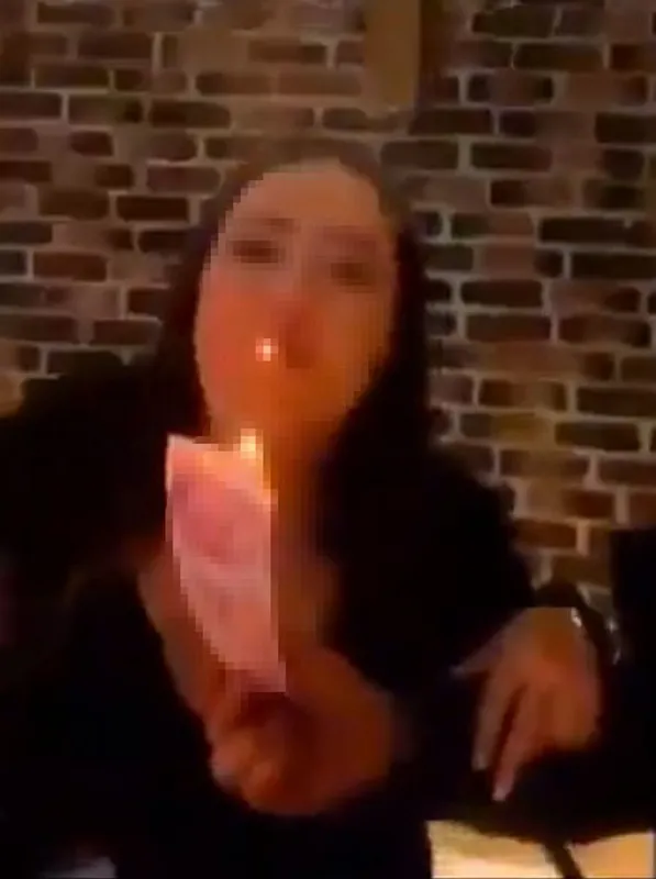 1610258260222.jpg Skandal görüntüler! TL'yi ateşe verip sigara yaktılar! - 3