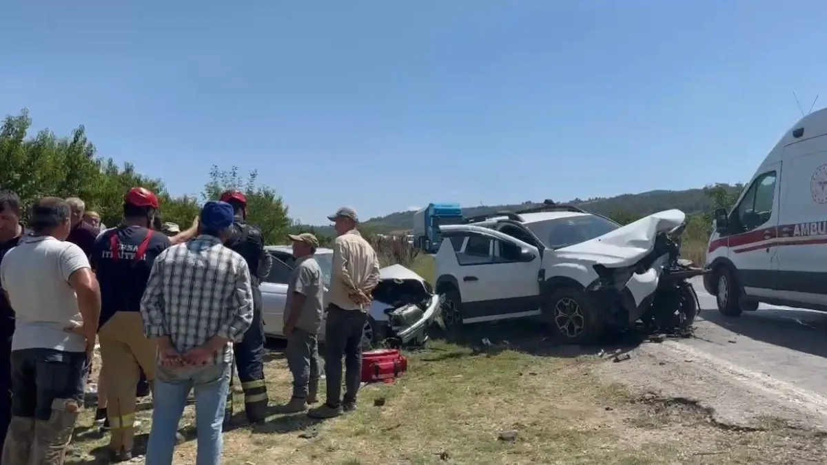 Bursa'da iki otomobil kafa kafaya çarpıştı: 5 yaralı