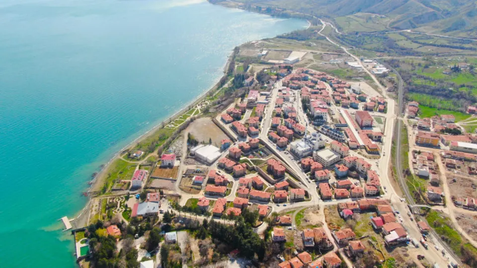 Depremde yıkıldı TOKİ ile hayat buldu! Göl manzarasıyla dikkat çekti: Evlerimiz cennet