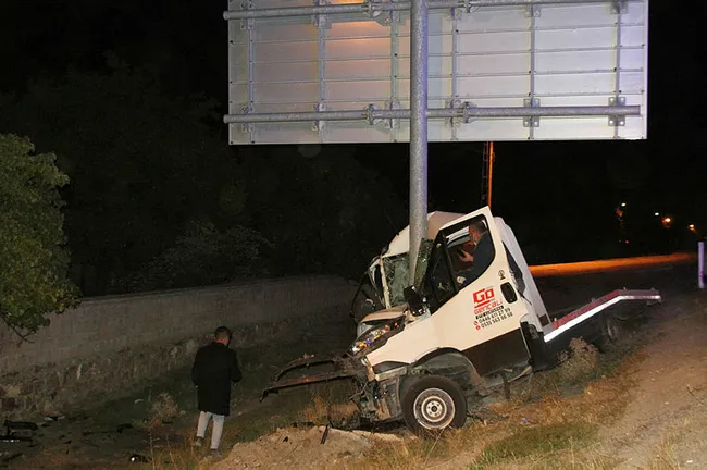 Erzincan’da feci kaza! Araç, şarampoldeki trafik levhasına saplandı - 1
