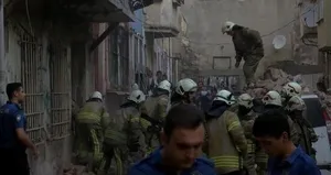 Beyoğlu’nda 4 katlı binanın duvarı çöktü