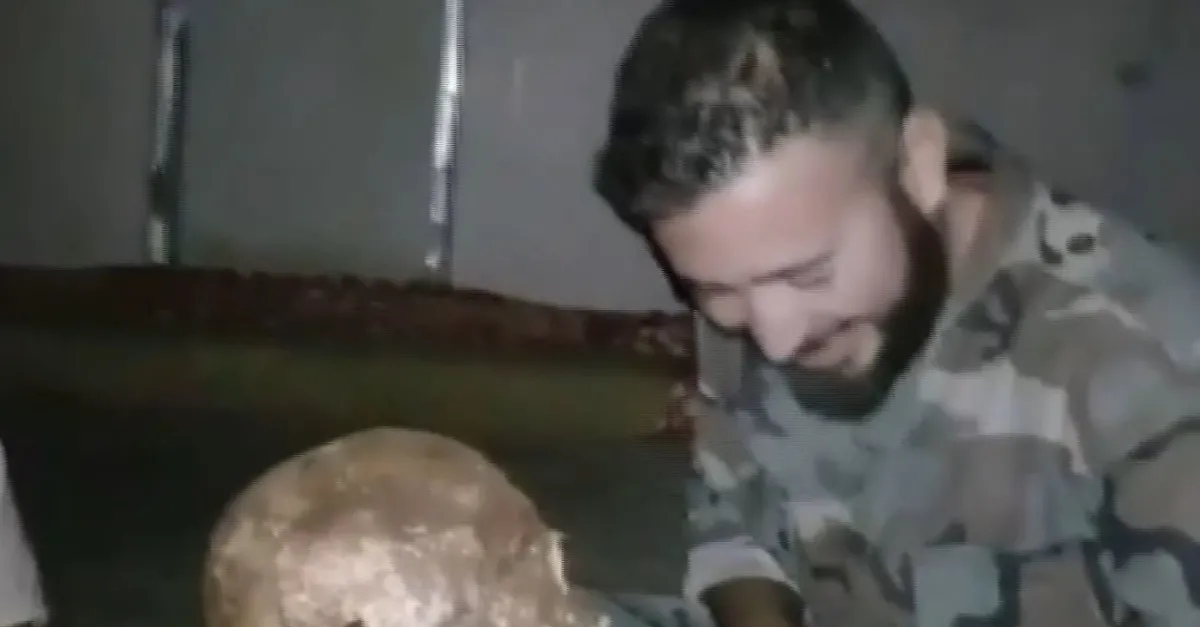 Küstah hareket! Esad rejimi askerleri mezardan kafatası çıkartıp video çekti |Video
