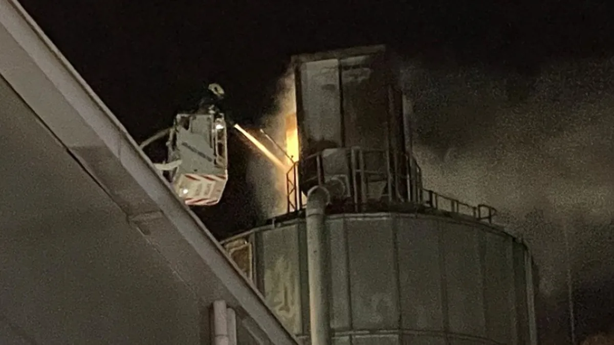 Kayseri'deki ahşap fabrika silosunda yangın: Alevler kontrol altında