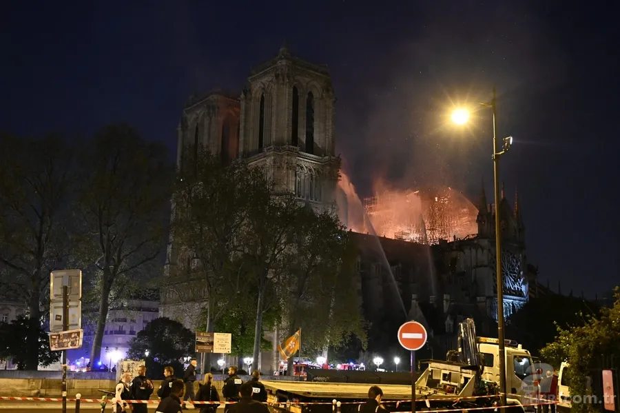Dünya Notre Dame Katedrali'ndeki yangını konuşuyor! 10