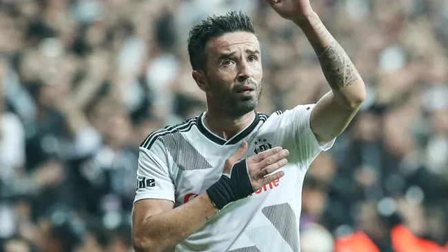 Gökhan Gönül, Beşiktaş’tan ayrıldığını resmen açıkladı!