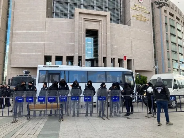 son-dakika-caglayan-adliyesi-onunde-polis-bicaklandi-saldirgan-vuruldu-1642494505135.jpg Son dakika... Çağlayan Adliyesi önünde polis bıçaklandı: Saldırgan vuruldu! - 2
