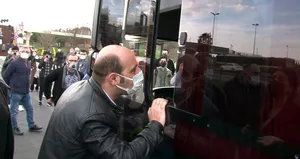 İstanbul’da gelemeyen otobüs çilesi! Vatandaş yolu kapattı