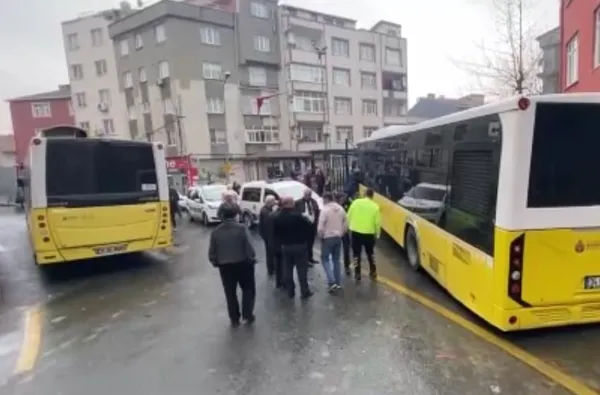 istanbulda-freni-bosalan-halk-otobusu-dehset-sacti-onune-geleni-surukledi-duraga-daldi-1679830559624.jpeg İstanbul'da freni boşalan halk otobüsü dehşet saçtı! Önüne geleni sürükledi durağa daldı - 3