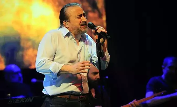 kuzeyin-oglundan-aci-haber-volkan-konak-konser-sirasinda-fenalasarak-hayatini-kaybetti-1743386103301.jpeg Volkan Konak yıllar önce konseri sırasında vasiyetini açıkladığı ortaya çıktı. (DHA)