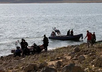 Yangına müdahale eden helikopter baraja düştü! Arama kurtarma çalışmalarında acı haber geldi
