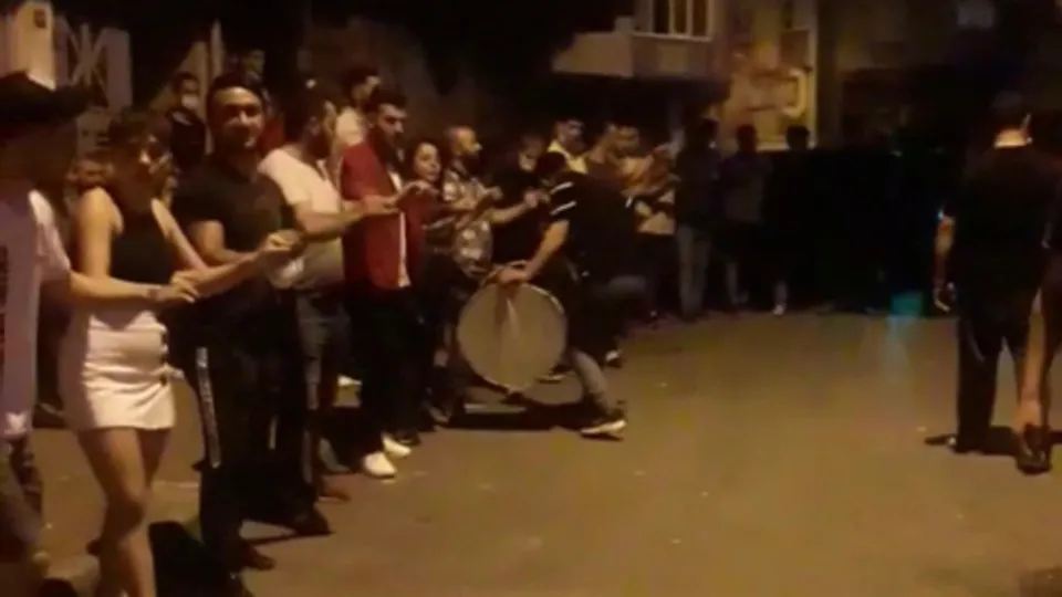 İstanbul'da dehşete düşüren görüntüler! Sosyal mesafeyi hiçe sayıp terör estirdiler