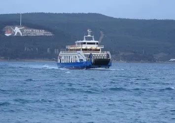 Şiddetli lodos Çanakkale'de deniz ulaşımını vurdu