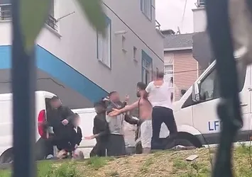 Kardeş kavgasında sopa ve bıçaklar havada uçuştu!