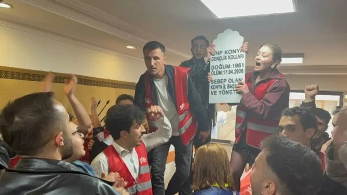 CHP’de görevden alma krizi! Gençlerden “istifa” sloganları: Mezar taşı bıraktılar