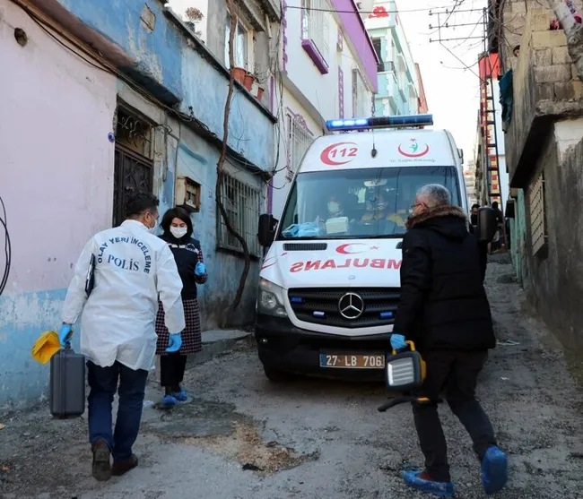 Gaziantep'te cani koca eşini beş çocuğunun gözü önünde bıçaklayıp elleriyle boğarak öldürdü
