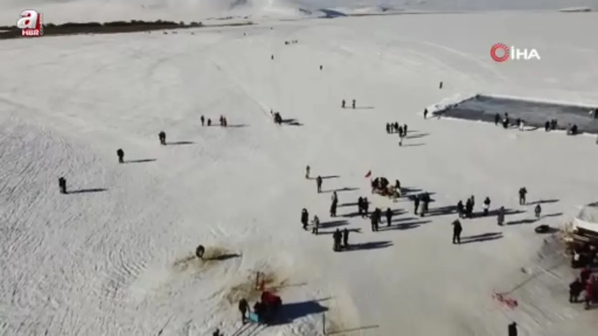 Kars'ta atlar buz üzerinde dörtnala
