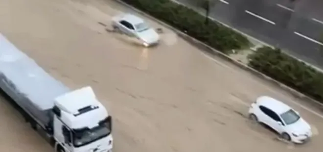 Ankara sağanak yağışa teslim oldu! Yollar göle dönerken vatandaşlar mağdur oldu