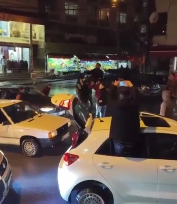 1616396936542.jpg Ne maske taktılar ne de sosyal mesafeye dikkat ettiler! İstanbul’da asker eğlencesi 'pes' dedirtti - 1