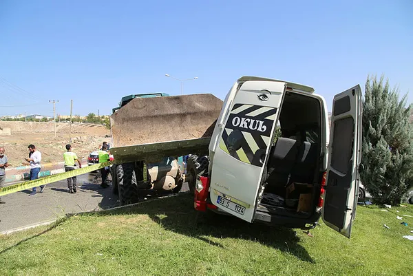 Şanlıurfa'da feci kaza! Öğrenci servisi ile iş makinesi çarpıştı - 3