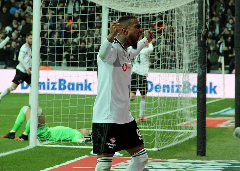 Beşiktaş'ın yıldız ismi Kevin-Prince Boateng formasını yere attığı için özür diledi - 1