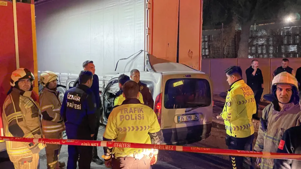 İzmir'de feci kaza! Hafif ticari araç TIR'a ok gibi saplandı