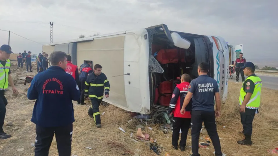 Amasya'da yolcu otobüsü devrildi! Çok sayıda ölü ve yaralı var! İşte olay yerinden ilk görüntüler
